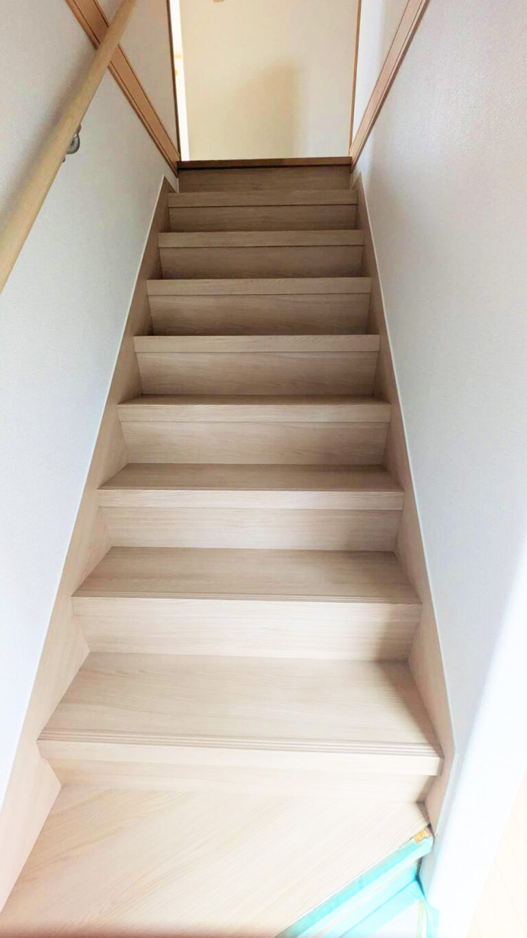 玄関の雰囲気を一層!新築のように生まれ変わった階段!