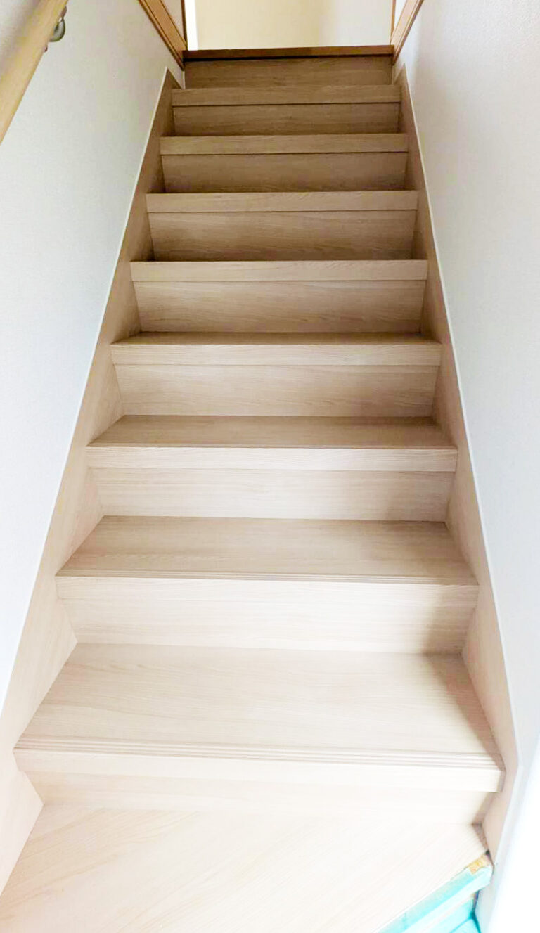 玄関の雰囲気を一層!新築のように生まれ変わった階段!