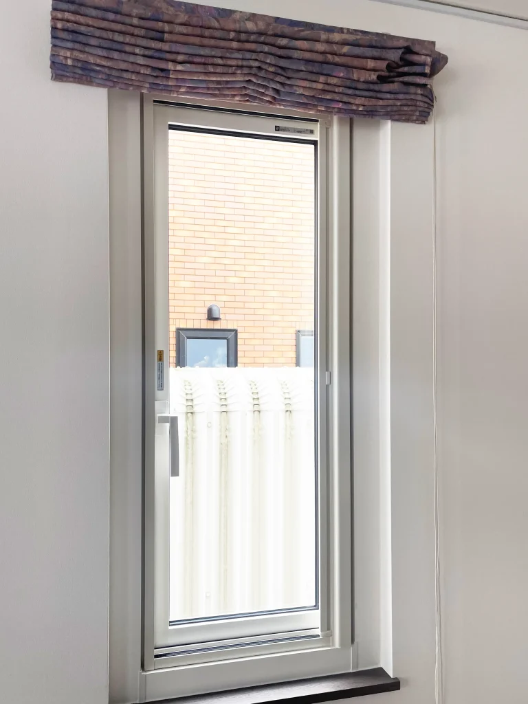 部品が破損して開かなくなった窓を枠ごと交換してキレイに!