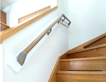 階段に手すりを設置　ご安全に昇り降り