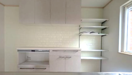 キッチンの背面に収納を設置して「しまう」と「見せる」のバランスがよい収納に!