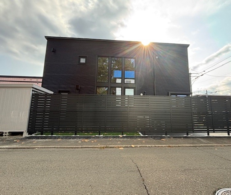 フェンスを設置して、家族とゆっくり過ごせる素敵なお庭に